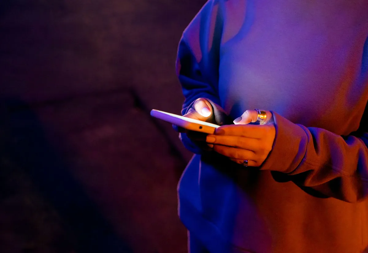Una ragazza che scrive un messaggio dal telefono